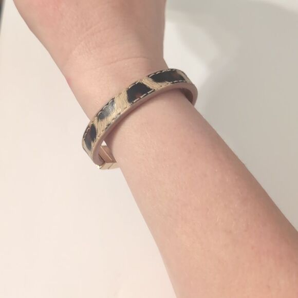 718 Animal‎ Print Cuff Bracelet with Magnetic Clasp - Picture 2 of 6